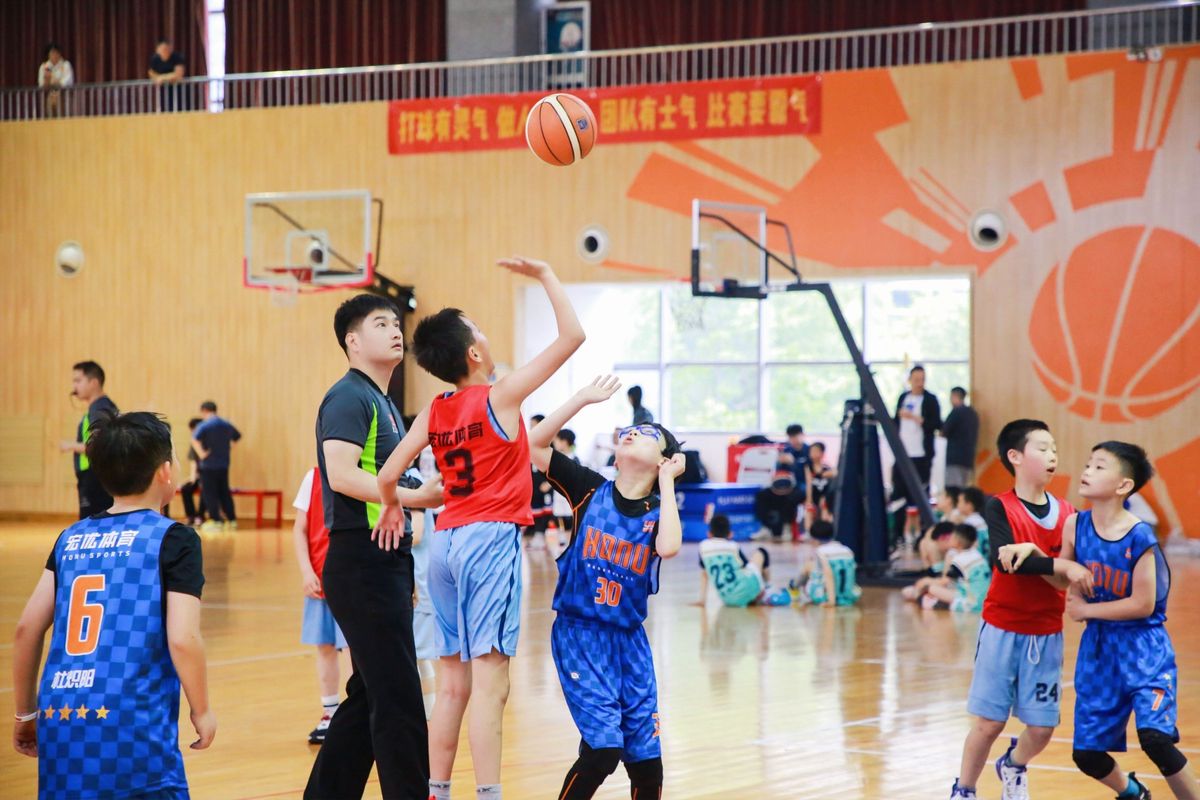 小学生篮球基本功训练表演